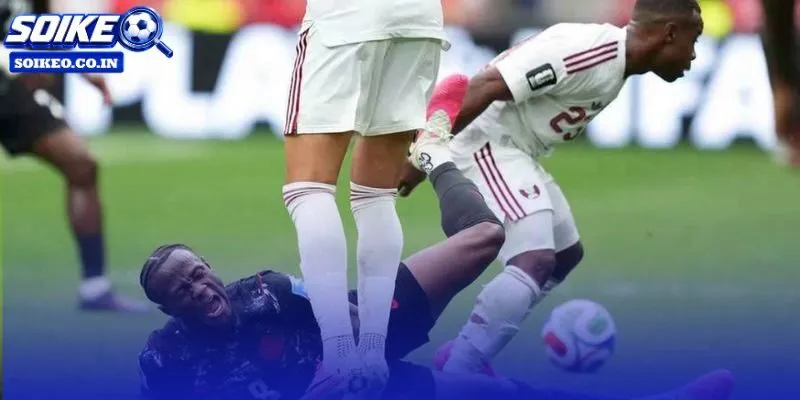 Assim Madibo nhận thẻ đỏ sau pha vào bóng khiến Ismael Kone chấn thương