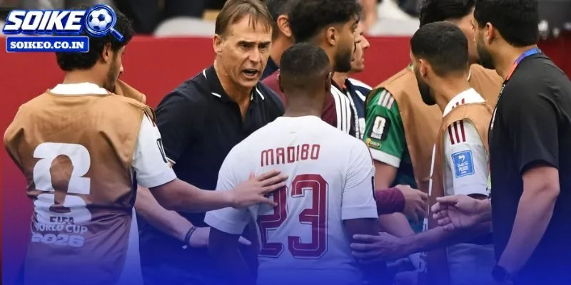 Ismael Kone ôm Assim Madibo sau khi cầu thủ Qatar đến thăm và gửi lời xin lỗi